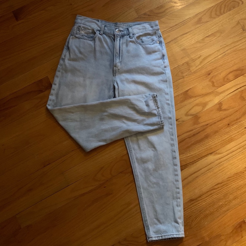 AE Mom jeans 6 short light wash